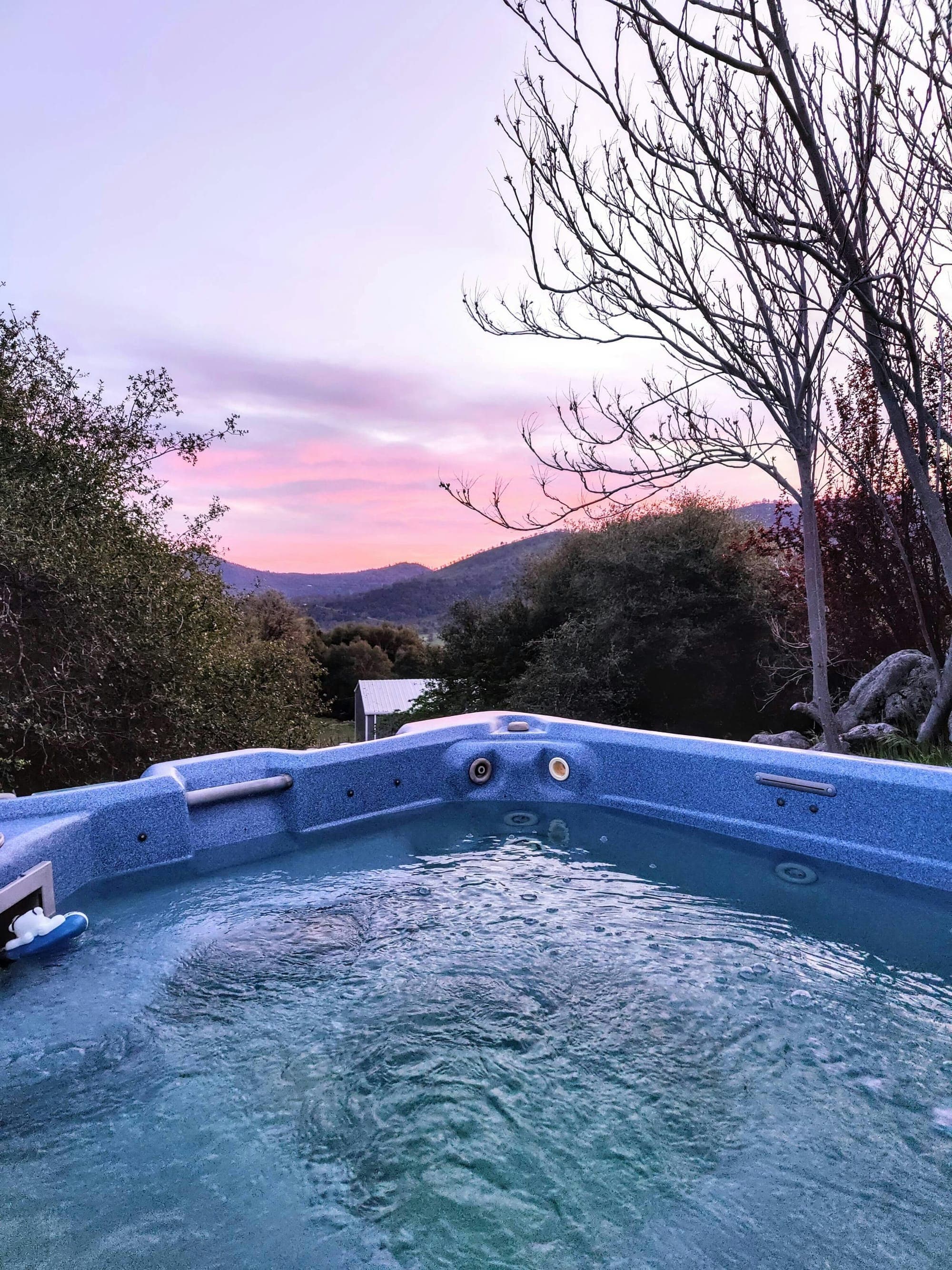 Soak in a hot tub with a view at this Kindred home after a day hiking Yosemite's trails.